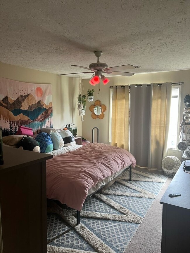 Building Photo - Well-Located 3BR Duplex with Easy Commute Access