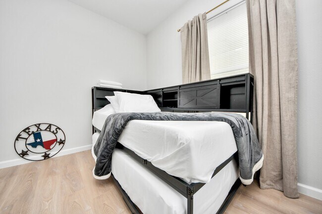 Building Photo - 2811 Winbern St