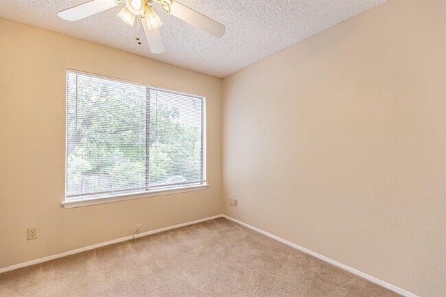 Building Photo - 9524 Quail Village Ln