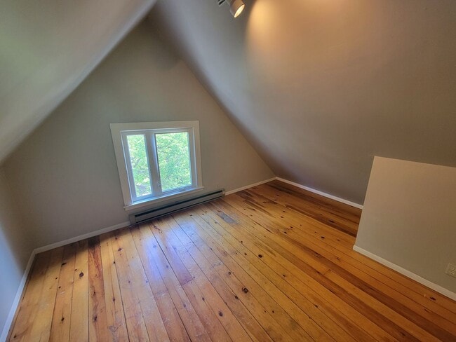 Building Photo - AVAILABLE JUNE 1st - 5 Bed 1.5 Bath Located In East Hillside