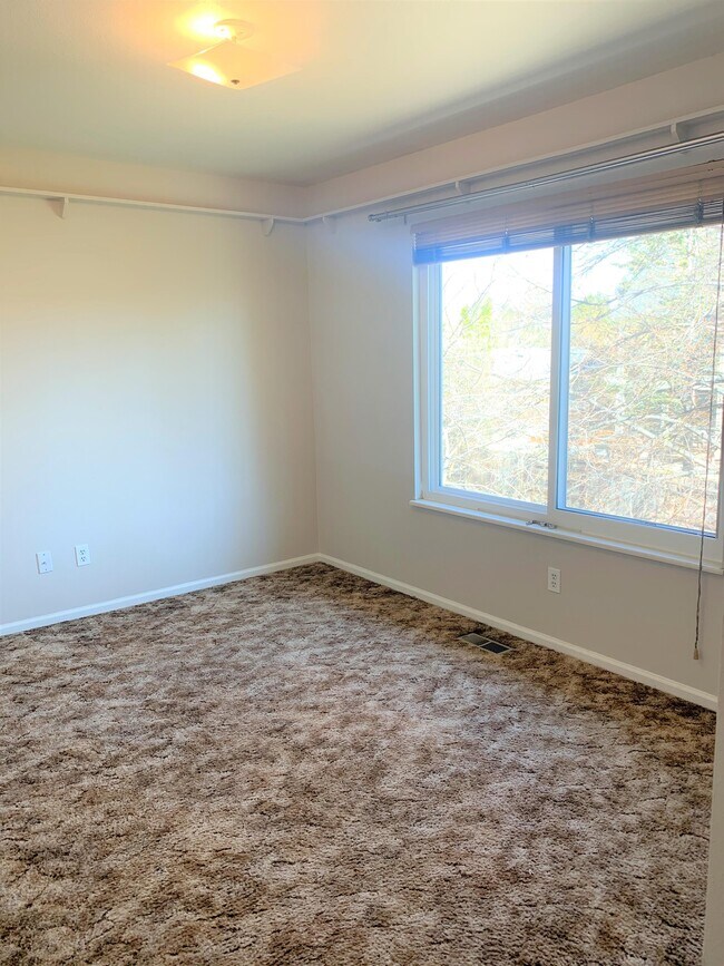 Building Photo - 3201 Wedgewood Ct