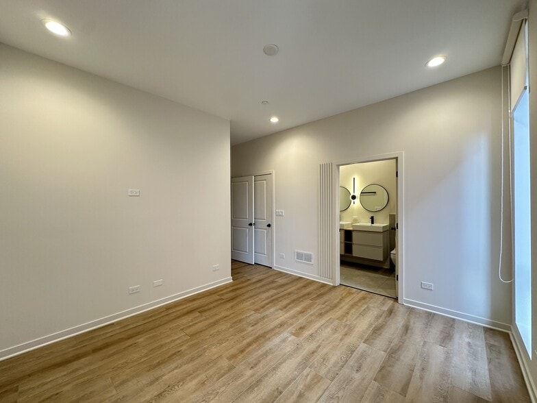 Building Photo - 6340 W Belmont Ave