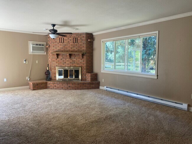 Living Room - 317 N 21st Ave