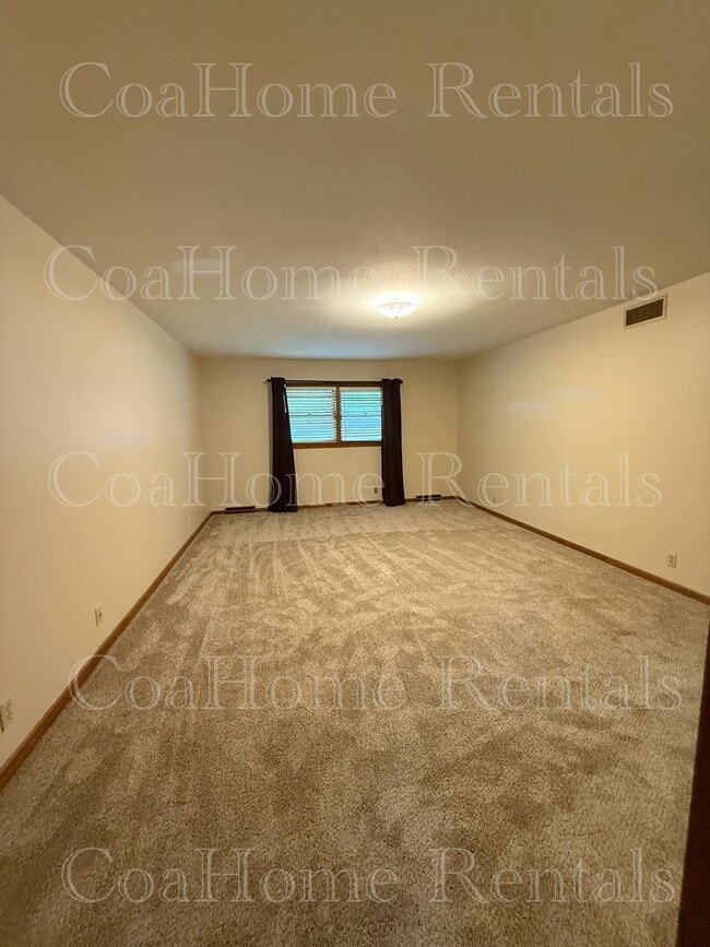 Building Photo - East Side Duplex Douglas & Edgemoor
