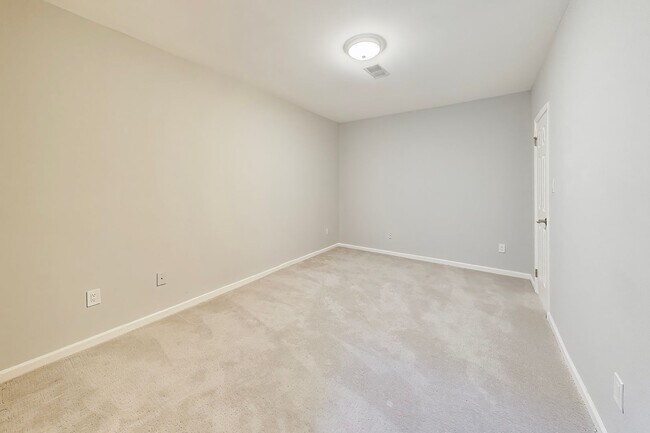 Building Photo - Spectacular 3 Bed + LOFT + 3.5 Bath- Custom Kitchen & Master Retreat w/ Beautiful Updates