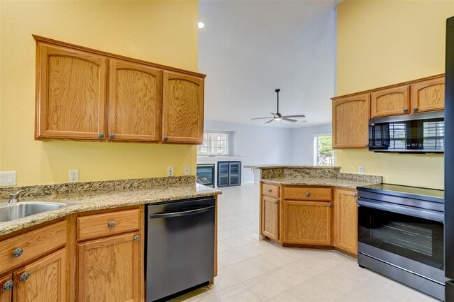 Building Photo - 2 bedroom, 2 bathroom home in Victorian Es...