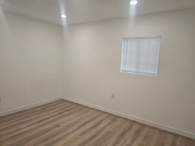 Building Photo - 2529 W Glenhaven Ave