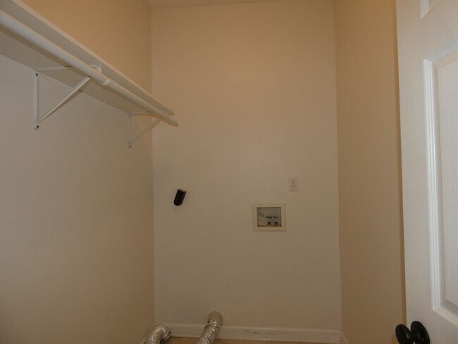 Building Photo - Spacious 4-Bedroom Pool Home
