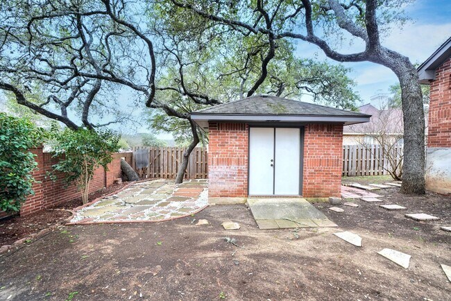 Building Photo - Executive Home in Greenshire with Luxurious Updates and Spacious Outdoor Living - Agent Commissio...