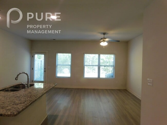 Building Photo - 672 The Heights Ln