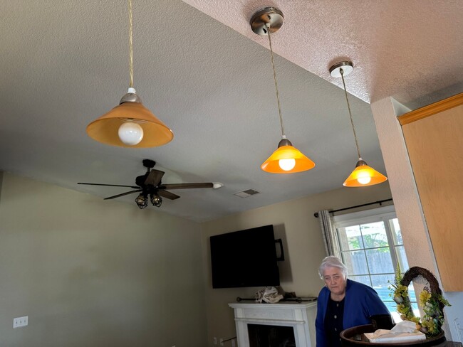 Building Photo - 3 bdrm 2 bath house on quiet cul -de-sac w...