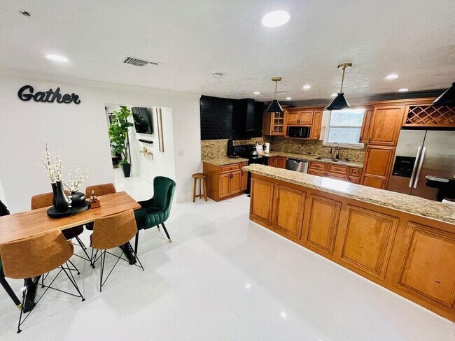 Building Photo - 5537 SW 6th St