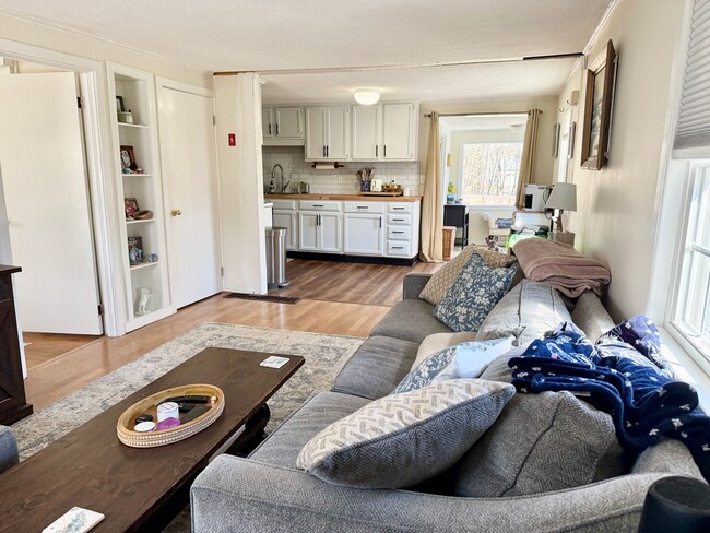 Building Photo - Sunny 1+ Bedroom Single family Home