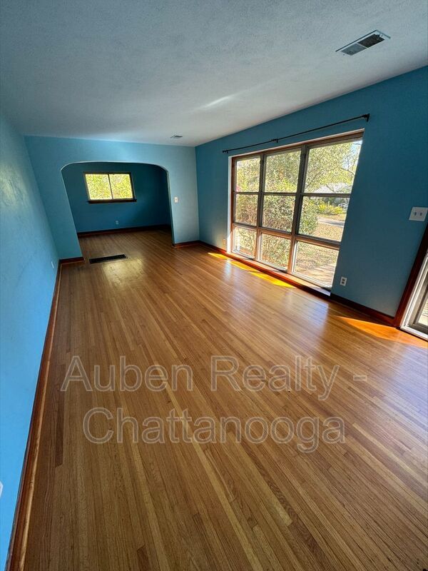 Building Photo - 1501 Akins Dr