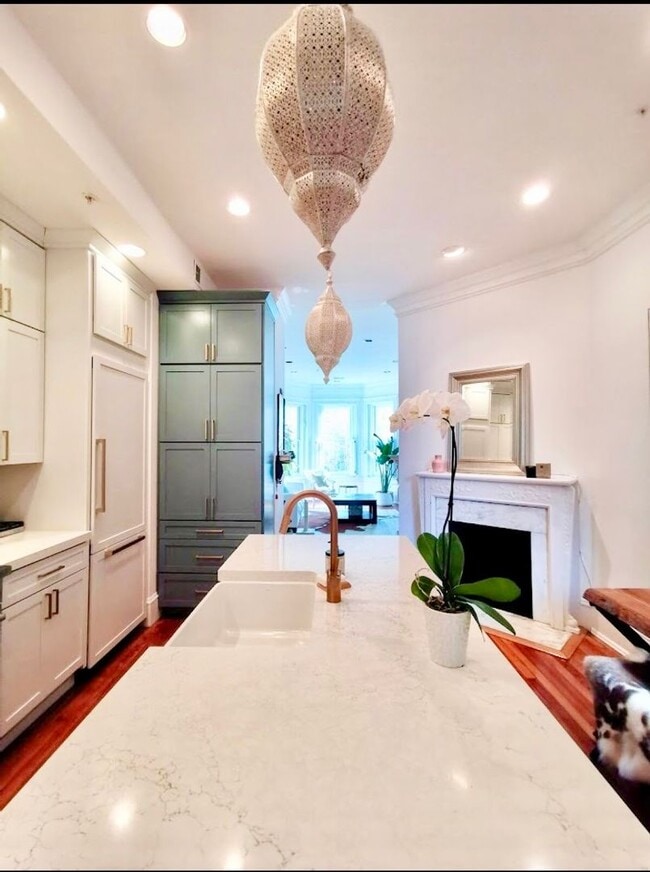 Building Photo - Stunning Condo Dupont Circle!  Pets Welcom...