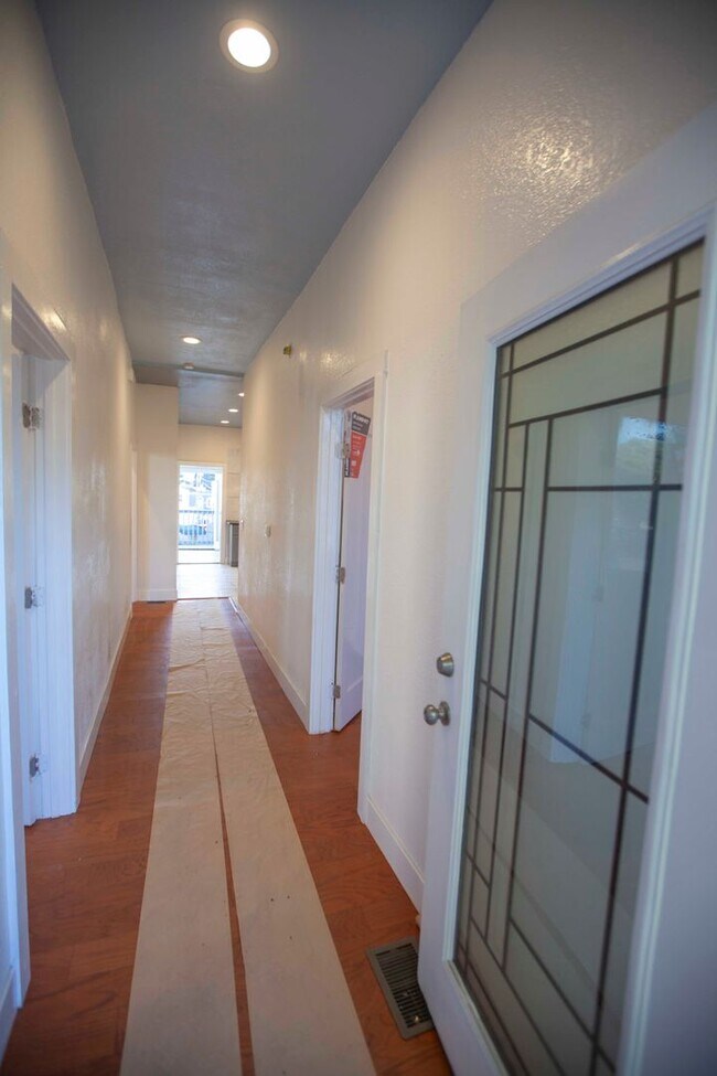 Building Photo - Charming Oceanveiw Renovated Single-Family...