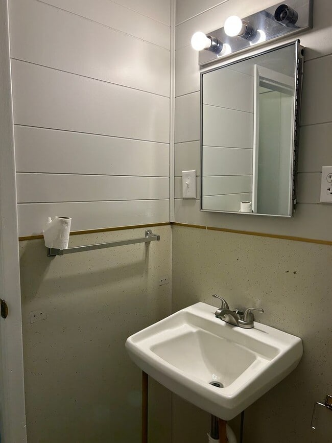 Building Photo - Beautiful, Private, Exceptional!! 1 bed/1ba Great location! UTILITIES INCLUDED!!