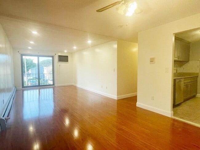 Primary Photo - 127 King St