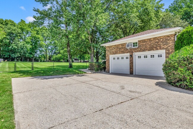 Building Photo - One level living in the heart of Brentwood