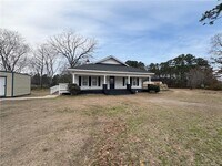 Building Photo - 3174 Lindsay Rd