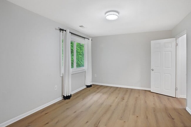 Building Photo - Renovated 4BR/3.5BA Townhome in Stafford –...