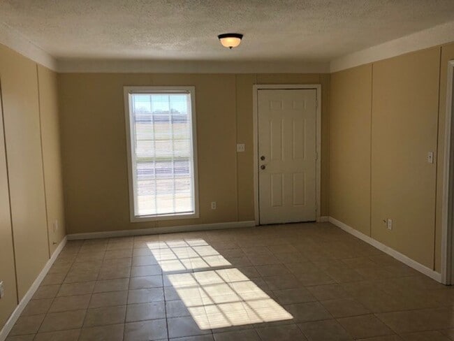 Building Photo - Renovated 2 Bedroom 1 Bath Apartment for R...
