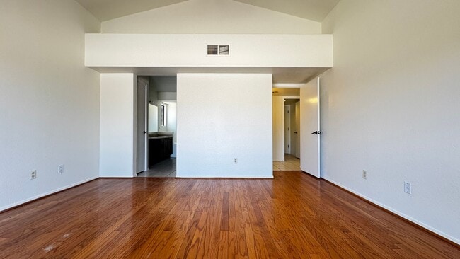 Building Photo - Eastside (Broadway and Houghton) 4 bedroom...