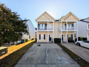 Building Photo - Hedingham Townhome