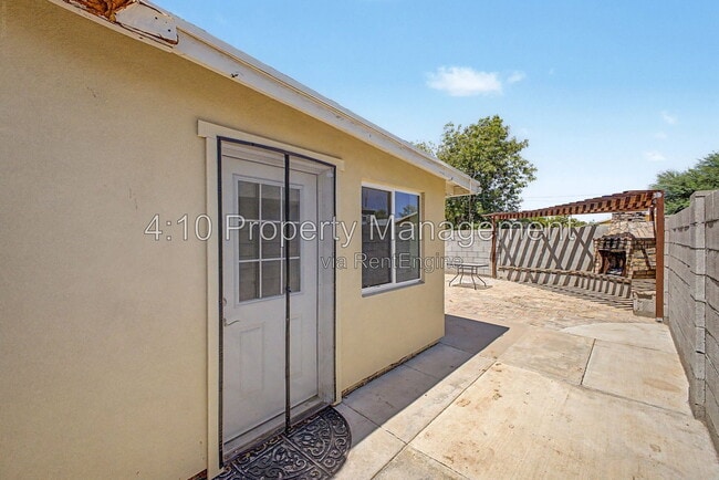 Building Photo - 2104 N Comanche Dr