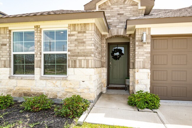 Building Photo - 607 Hidden Brk Dr