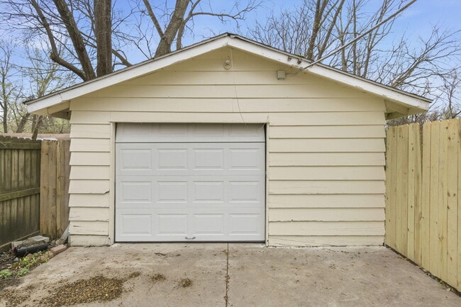 Building Photo - 2822 E Cherry St