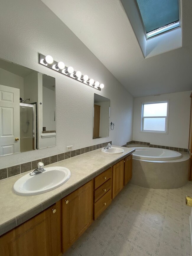 Building Photo - 3 Bedroom 2 bath Home in White Salmon