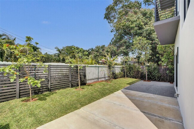 Building Photo - 2421 SW 16th Ter