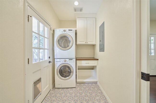 Building Photo - 6 Glen Canyon Pl