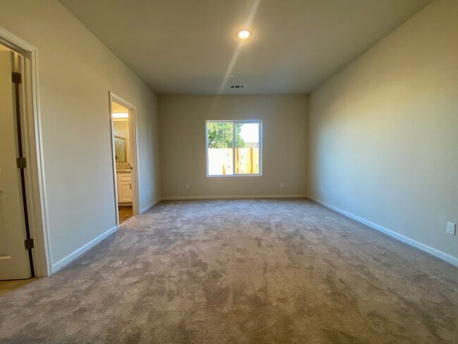 Building Photo - NEWER 4 Bedroom 2 Bath home for RENT!