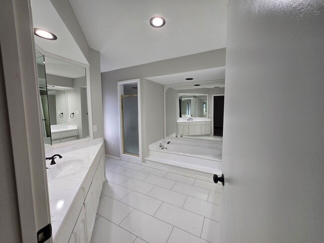 Building Photo - Stunning 4-bd 2.5 bath
