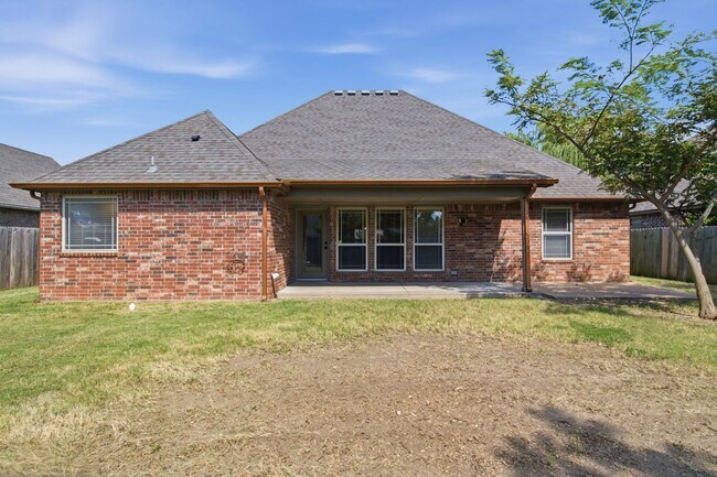 Building Photo - This well-designed home offers 3 bedrooms plus a flex room with a closet that can easily serve as...