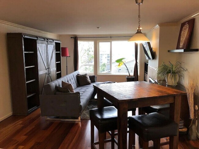 Building Photo - Fresh & Contemporary 1 bed, 1 bath with la...