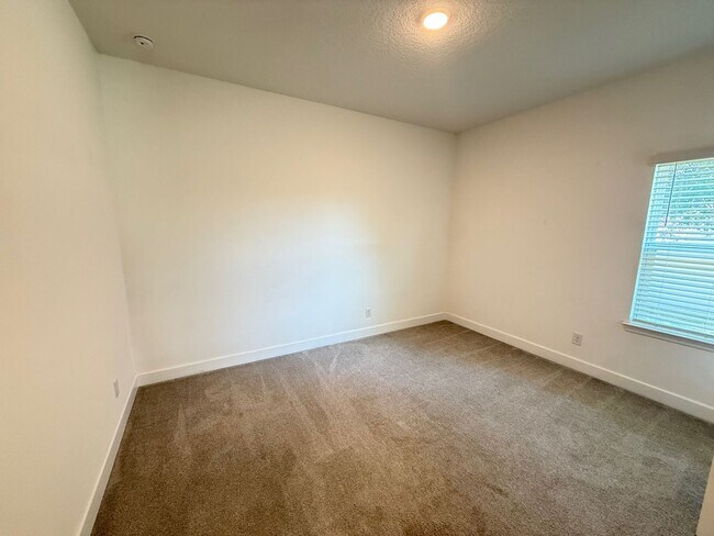 Building Photo - 5/4 Spacious Lake County Home