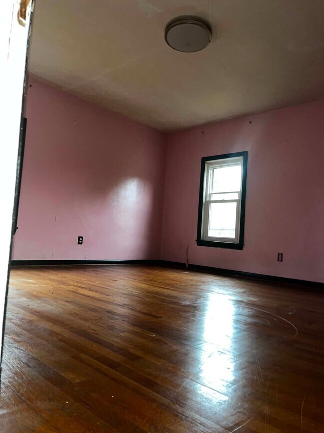 Building Photo - 9 N Diamond St