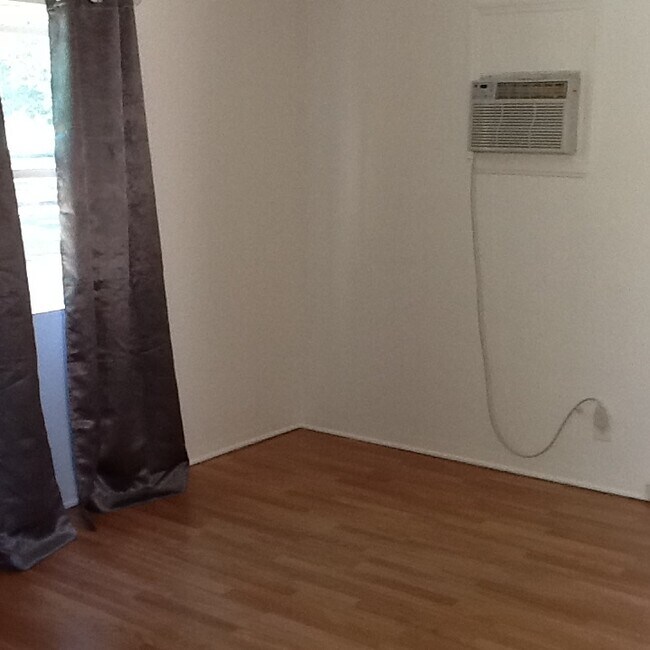 Building Photo - 633 S Orchard Dr