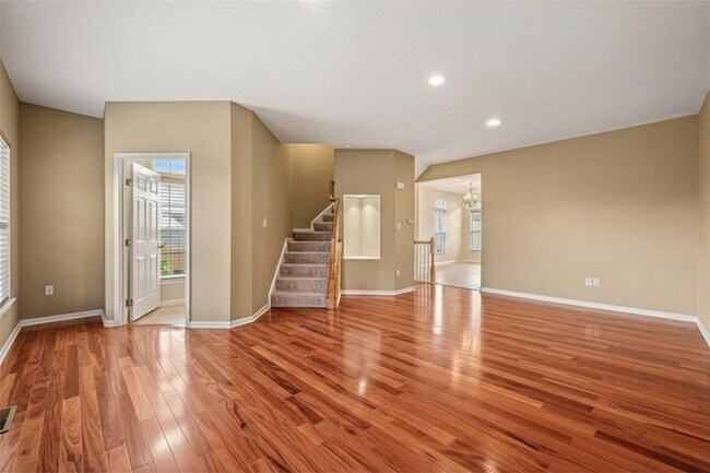 Building Photo - 208 Village Pl