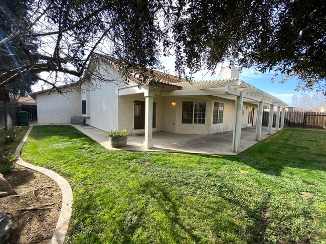 Building Photo - 4 bedroom with a 3 car garage!