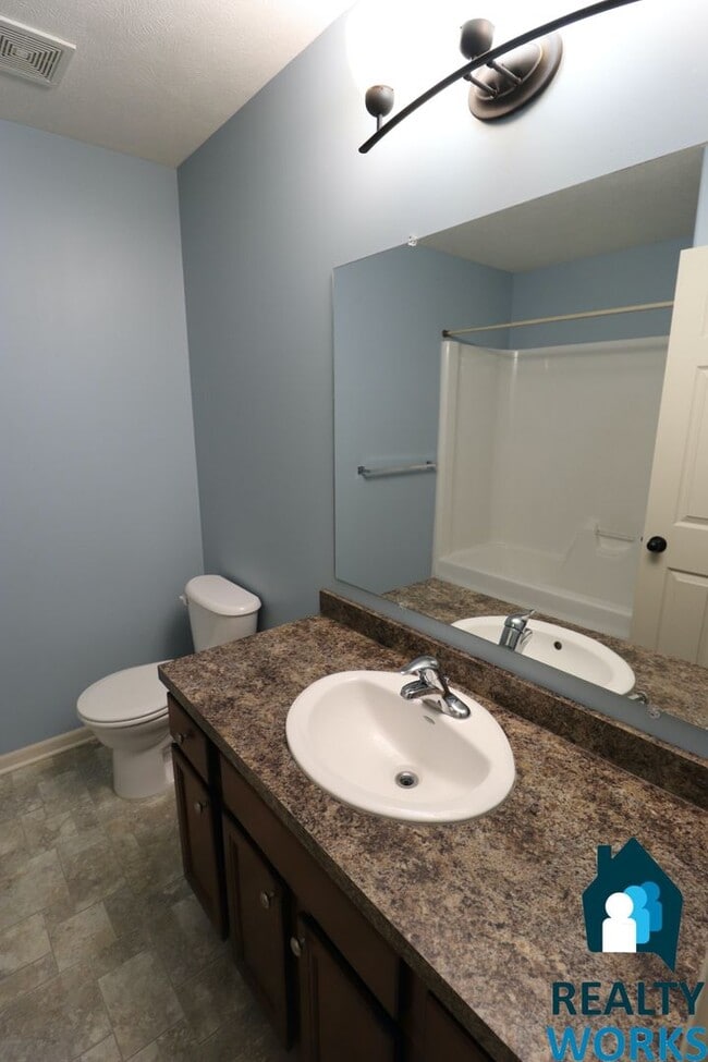 Building Photo - Great Sized 3 bed Townhome!