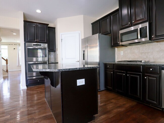 Building Photo - 4BR Corner Townhome in West Broad Village