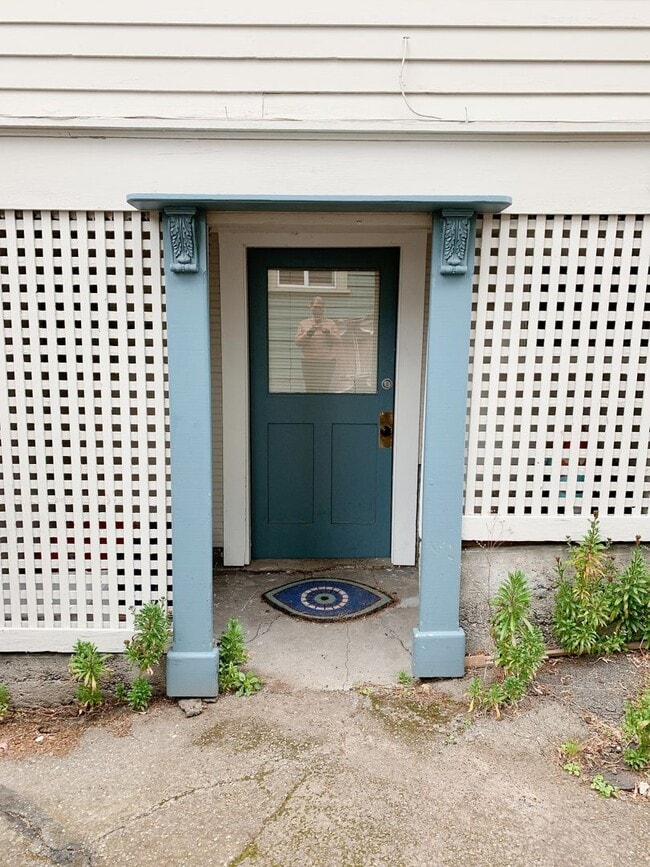 Building Photo - 1029 High St