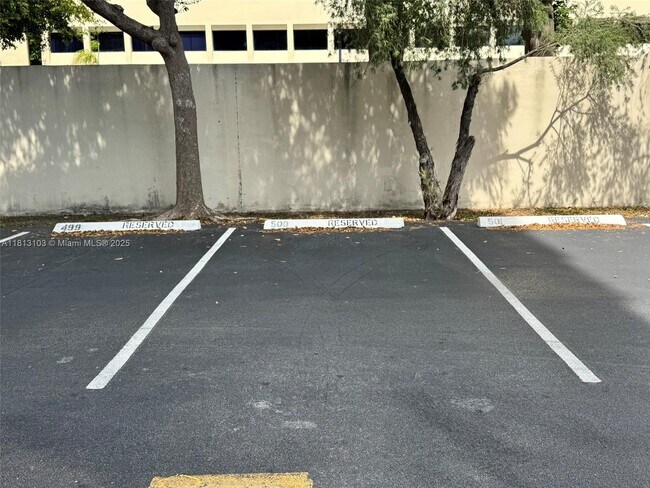 Building Photo - 1300 NE Miami Gardens Dr