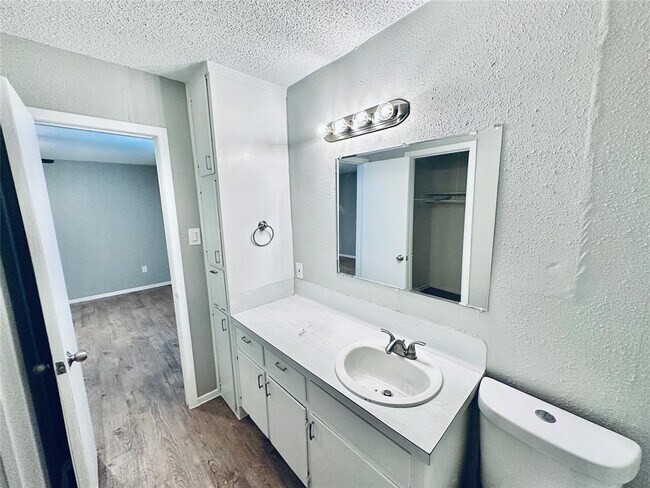 Building Photo - 1912 Valley Hill Cir