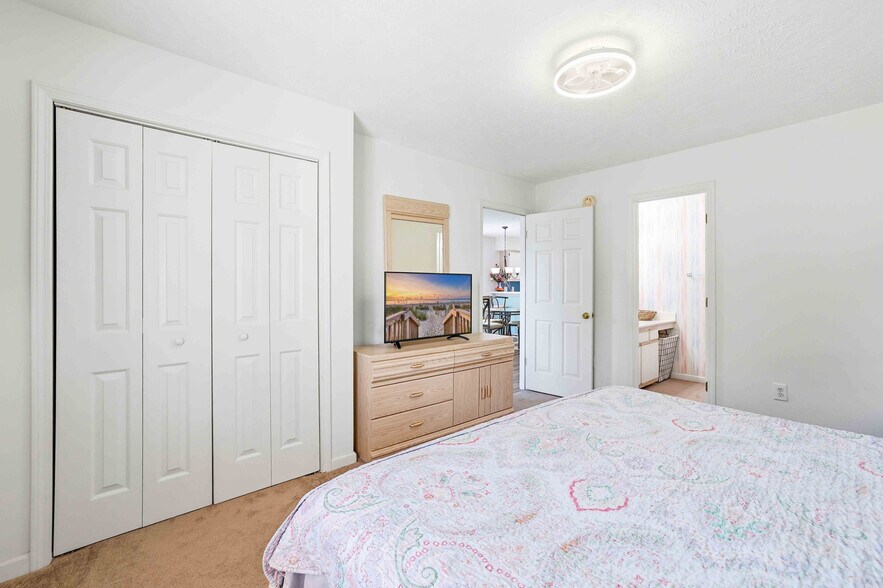 Building Photo - 510 White River Dr