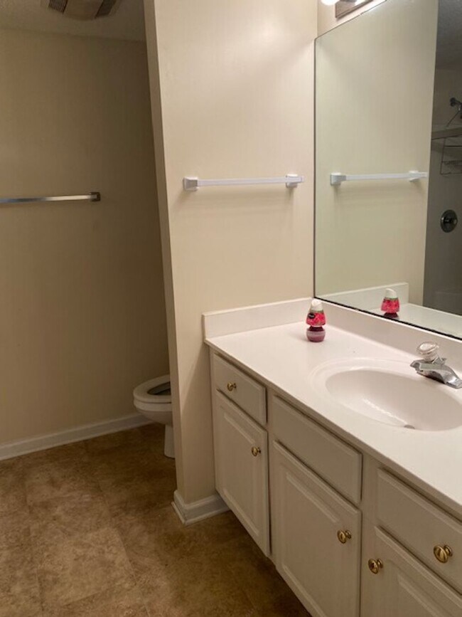 Building Photo - Condo in Holton Place